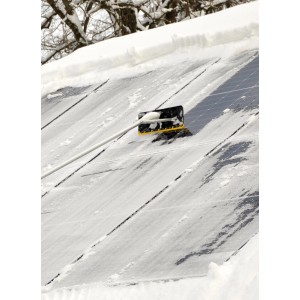 Sonneck Photovoltaik-Schieber im Einsatz: Schneeräumung auf Solaranlage mit speziellem Schneeschieber.