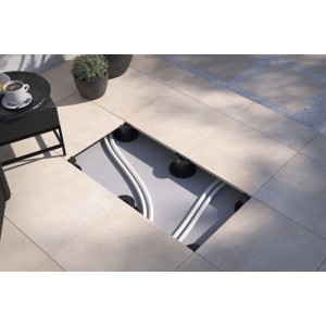 Beige Bodenfliesen in Betonoptik, matt, 60x60 cm, auf Stelzlagern mit sichtbaren Rohren. Ideal für Terrasse & Außenbereich.