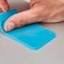 fischer Vakuum Pad Klebepad wird auf ein Tablet geklebt, 2 Stück, 55x92mm, selbsthaftend, blau.