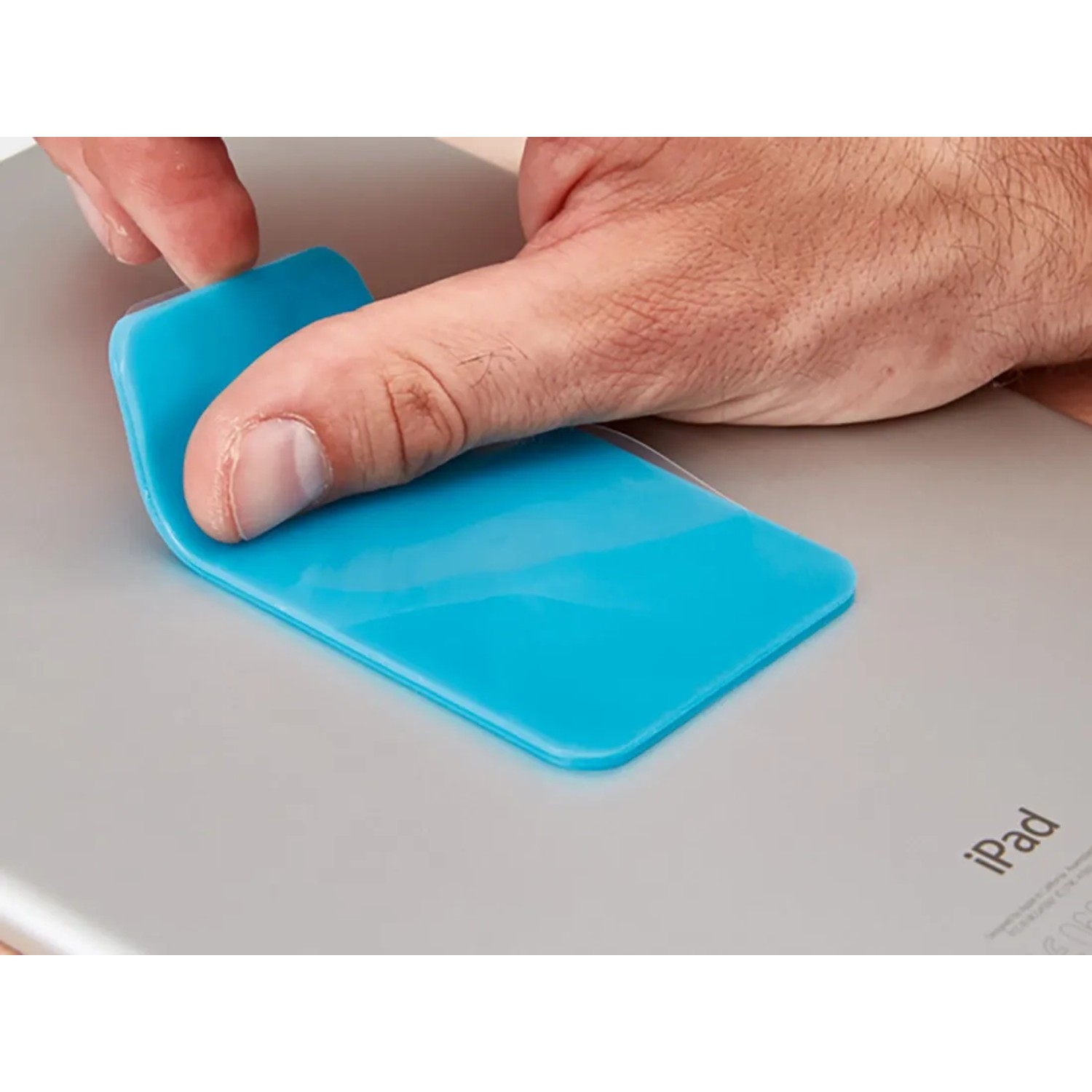 fischer Vakuum Pad Klebepad wird auf ein Tablet geklebt, 2 Stück, 55x92mm, selbsthaftend, blau.