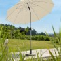 Naturfarbener Schneider Marktschirm (Ø 220 cm) mit Push-Up Mechanik im Garten.