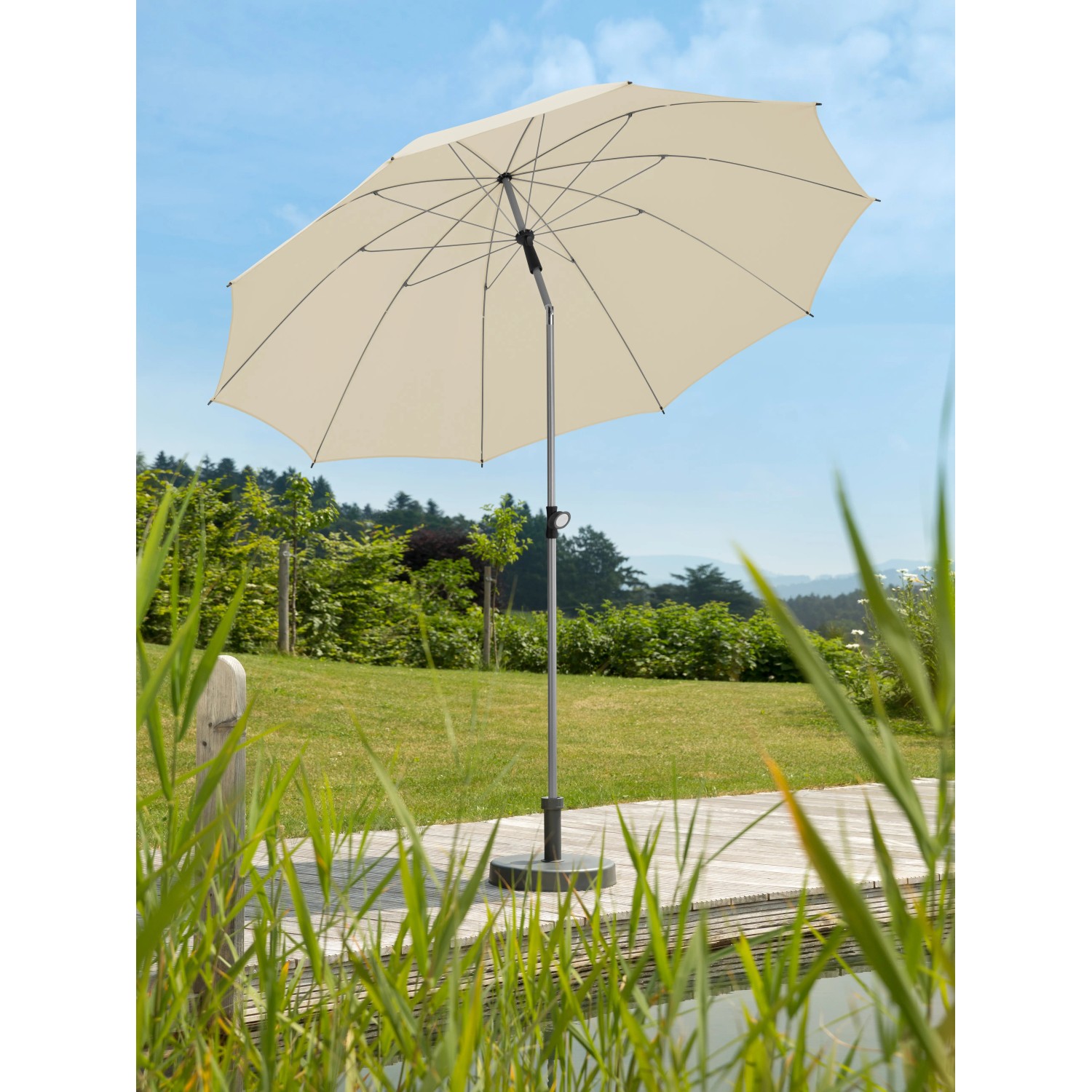 Naturfarbener Schneider Marktschirm (Ø 220 cm) mit Push-Up Mechanik im Garten.