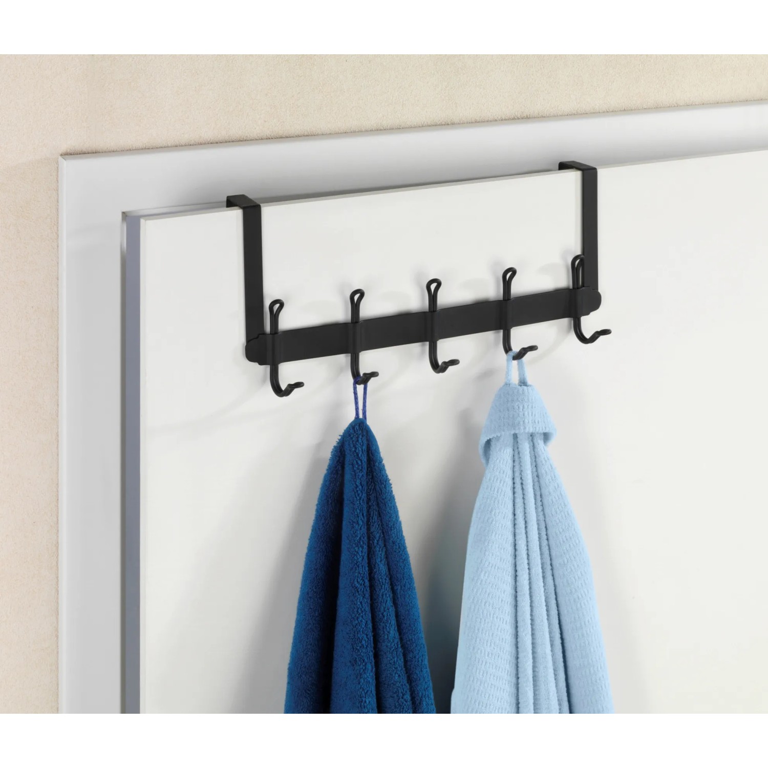 Schwarze Wenko Türgarderobe Nostalgie mit 5 Haken an einer Tür mit Handtüchern.