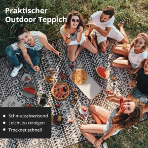 Gruppe junger Leute auf wetterfestem, schwarz-weiß gemustertem Outdoor-Teppich von EVOCAMP beim Picknick.