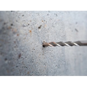 LUX Hammerbohrer Classic SDS-Plus bohrt in Betonwand. Betonbohrer mit Wendel.