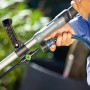 Detailaufnahme: Akku-Reinigungsbürste Twin Brush mit Wasseranschluss.