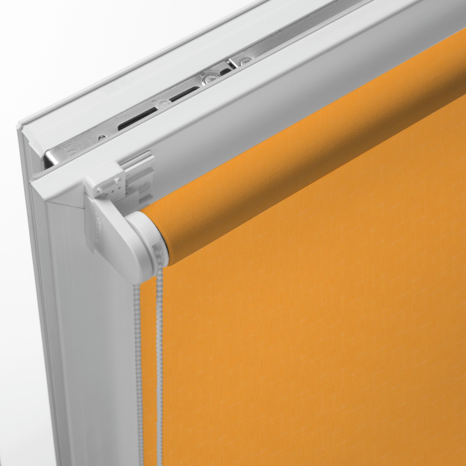 Gardinia EasyFix Rollo, 120x150 cm, orange, am Fensterrahmen befestigt.