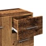 Waschbeckenunterschrank in Altholz-Optik, Detailansicht einer geöffneten Schublade aus Holzwerkstoff mit silbernem Griff.