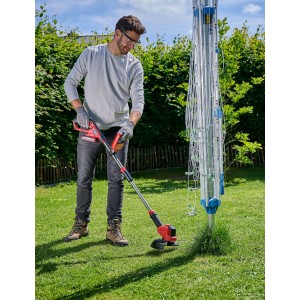 Einhell Akku-Rasentrimmer GE-CT 18/25-1 Li-Solo im Einsatz. Der Trimmer ist rot/schwarz und wird im Garten verwendet.