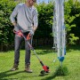 Einhell Akku-Rasentrimmer GE-CT 18/25-1 Li-Solo im Einsatz. Der Trimmer ist rot/schwarz und wird im Garten verwendet.