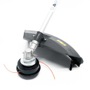 Wiltec 5In1 Benzin Multitool: Rasentrimmer Aufsatz mit Fadenkopf, orangefarbenen Fäden und grauem Schutz. Gartenhandgerät.