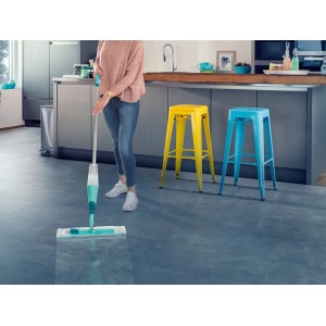 Frau wischt Boden mit Leifheit Komfort-Sprühwischer Easy Spray XL in Küche.
