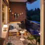 Stimmungsbild: Solar Tischleuchte Lillesol auf Balkon mit Palettenmöbeln und Dekoration.