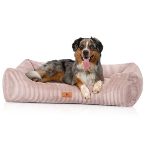 Hund liegt entspannt im rosa Knuffelwuff Hundebett Olivia Cord, Größe M-L.