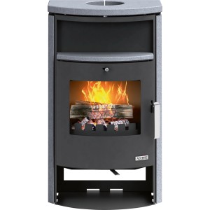 Schwarzer Kaminofen mit Natursteinverkleidung, brennendem Holz und gebogener Sichtscheibe. Mit Warmhaltezone.
