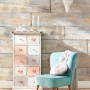 Komar Vlies Fototapete Shabby Chic, Holzoptik mit Kommode und Sessel im Raum.