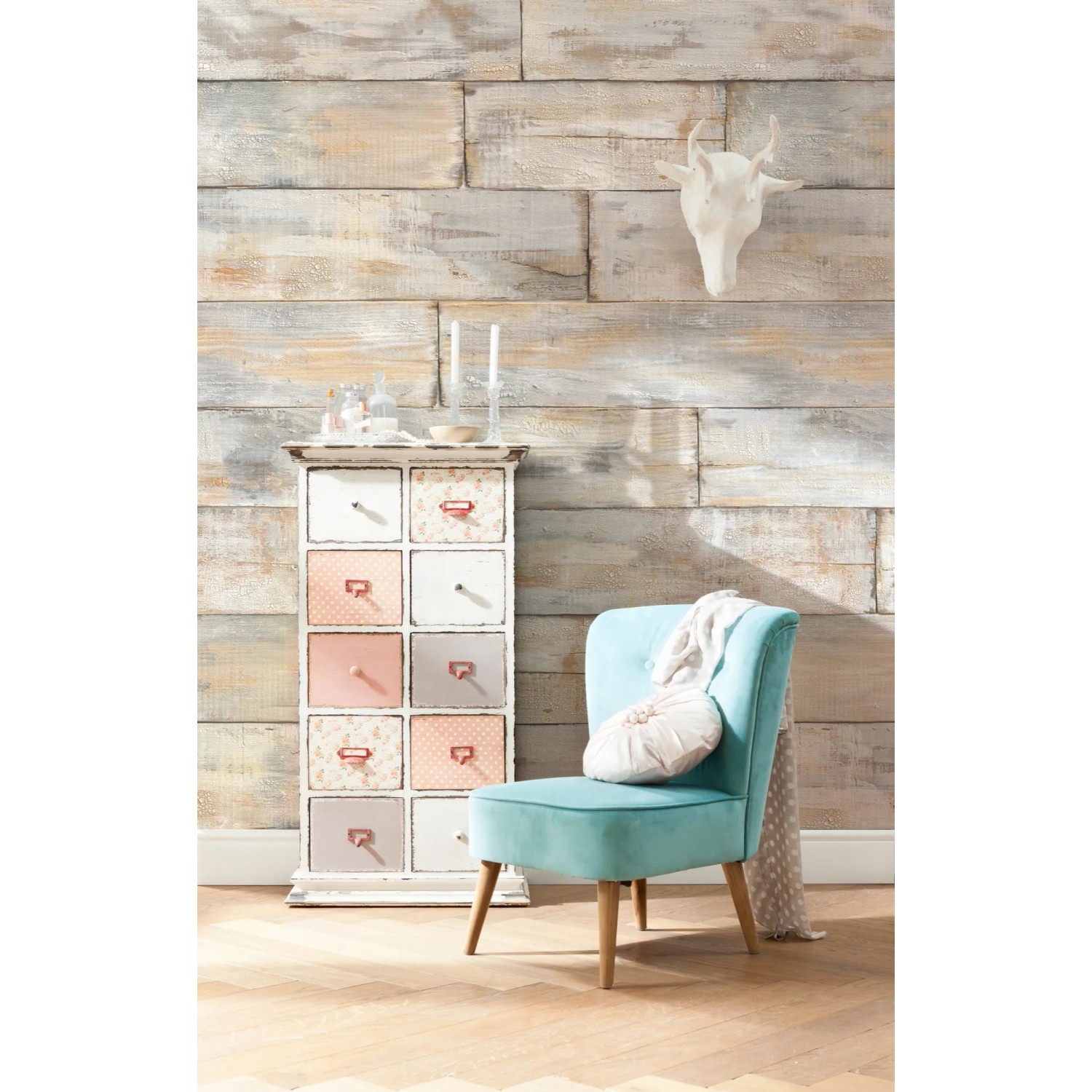 Komar Vlies Fototapete Shabby Chic, Holzoptik mit Kommode und Sessel im Raum.