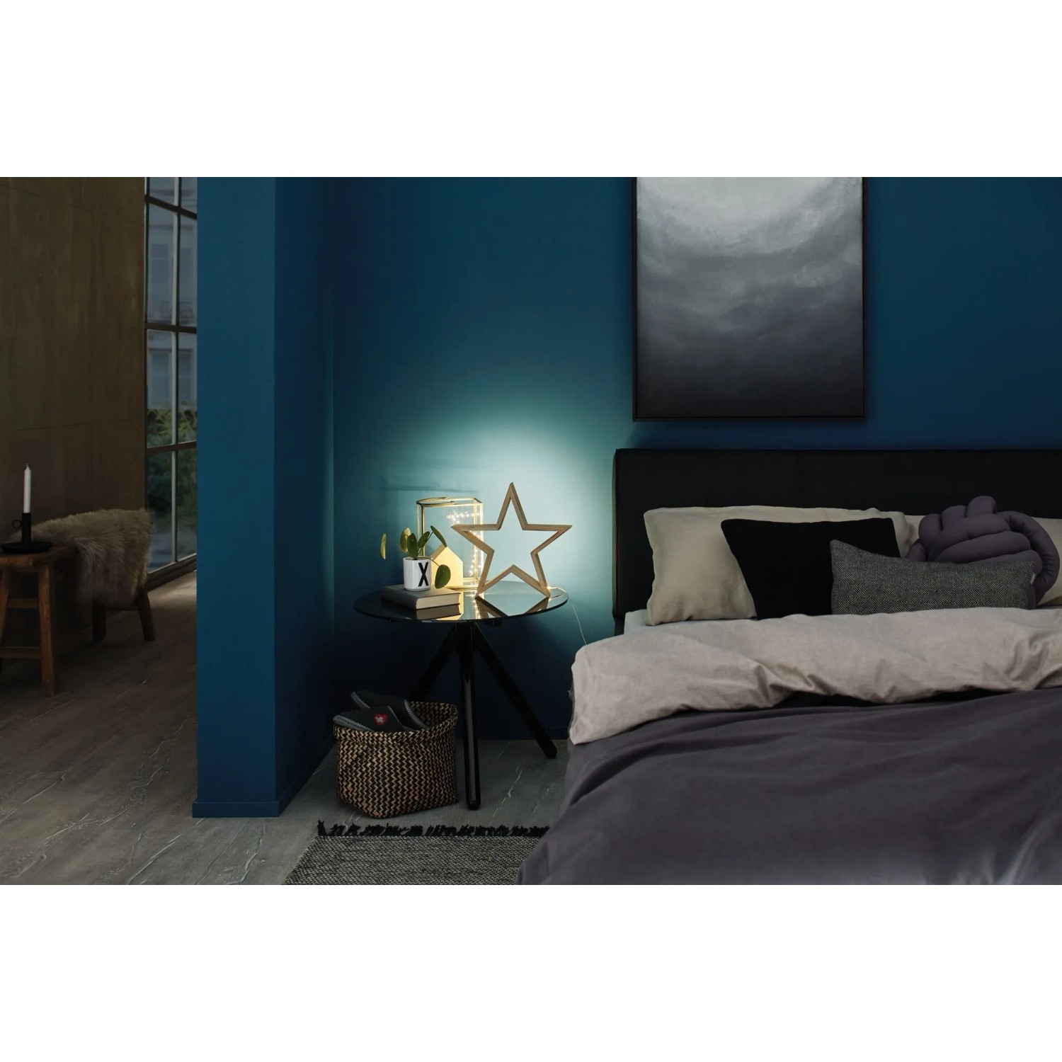 Paulmann FlexLED 3D Basis-Set: 1,5 m LED-Streifen als leuchtender Stern auf Nachttisch, warmweiß.