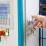 Knipex TwinKey Zangenschlüssel 95 mm im Einsatz an Schaltschrank.