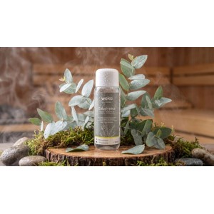 WekaPur Eukalyptus Sauna-Duft in Flasche, umgeben von frischen Eukalyptuszweigen, Moos und Steinen. Saunaöfen Zubehör.