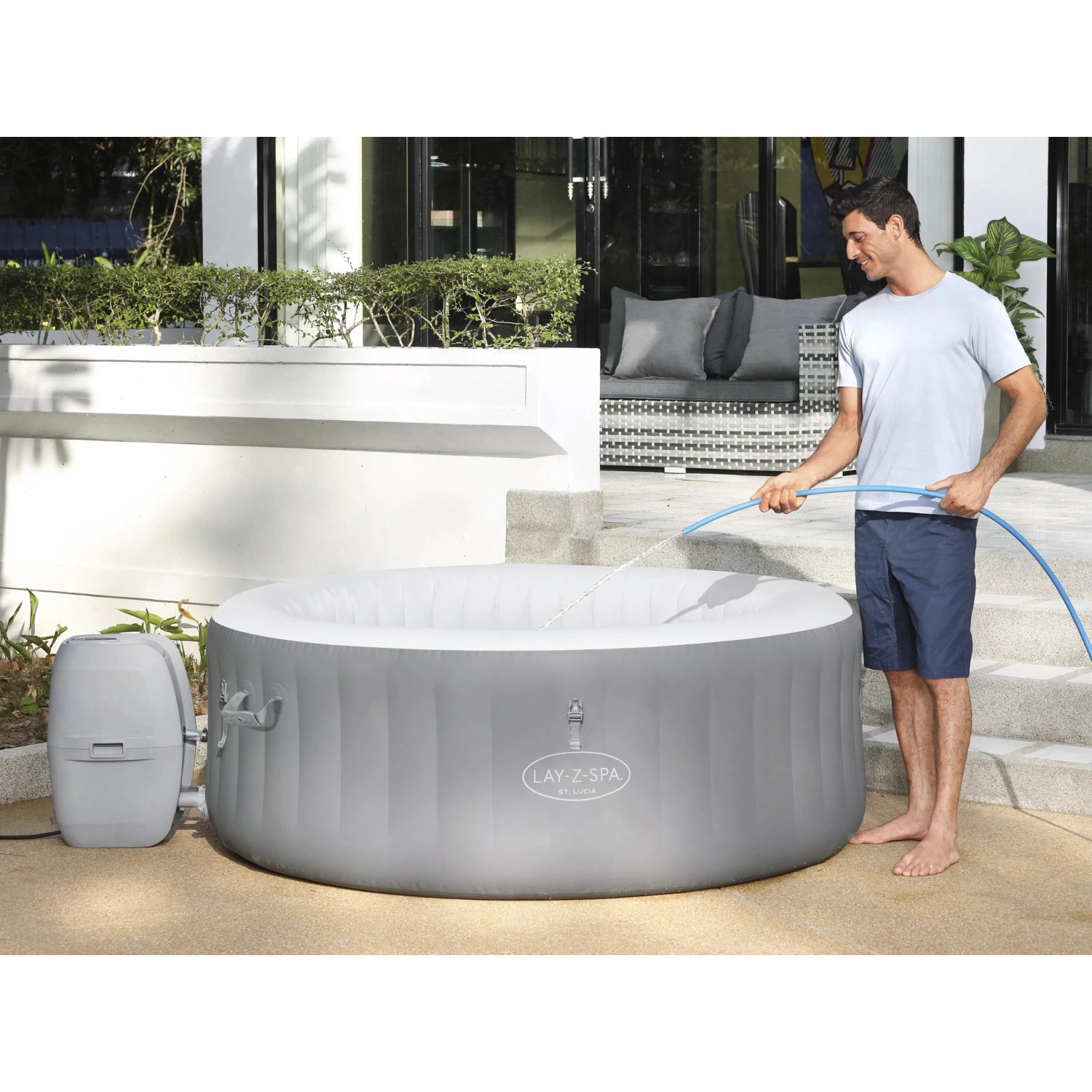 Bestway Lay-Z-Spa St. Lucia AirJet: Aufblasbarer grauer Whirlpool wird mit Wasser befüllt.