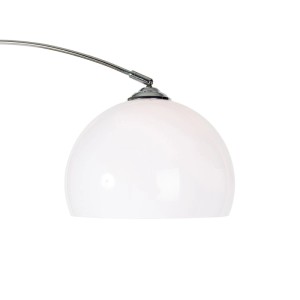 Detailaufnahme: QAZQA Bogenlampe Arc Basic mit weißem Schirm und Chromgestell.