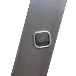 Detailaufnahme einer MUNK Stufenanlegeleiter mit Ergo-Pad, Fokus auf die Holmverbindung.