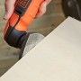 Black+Decker Akku-Deltaschleifer BDCDS12N beim Schleifen von Holz.