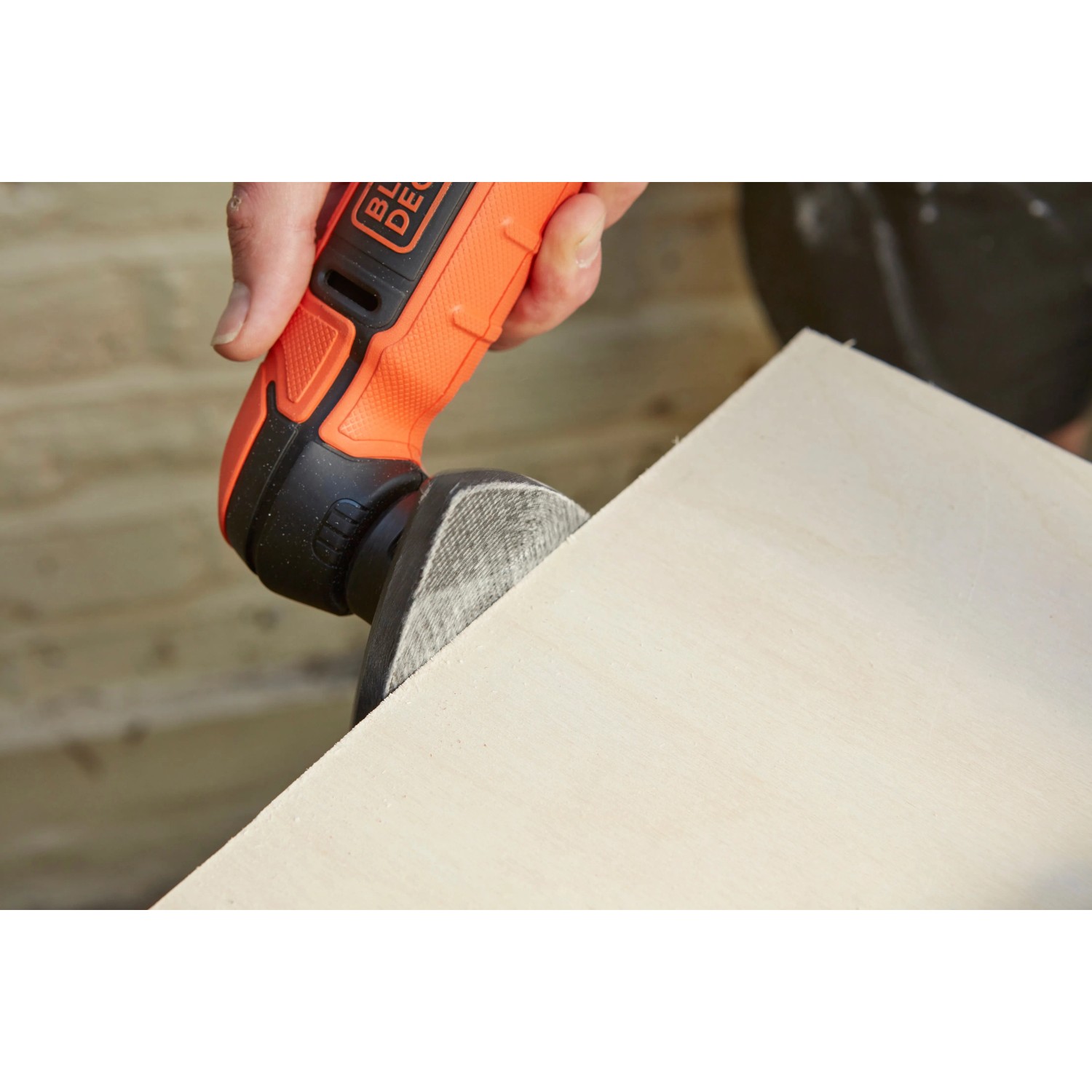 Black+Decker Akku-Deltaschleifer BDCDS12N beim Schleifen von Holz.