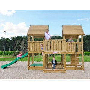 Hy-Land Spielgerät P7 mit Rutsche aus Kiefernholz, mit Kindern beim Spielen.