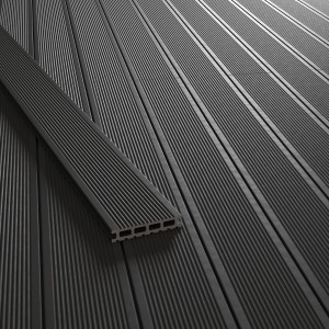 Anthrazitfarbene Kovalex WPC Terrassendiele mit geriffelter Oberfläche. Robuster Bodenbelag für Terrasse und Balkon.