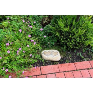 Kobolo Dekostein HEART aus Naturstein mit zwei Herzen im Garten.
