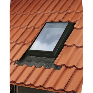 Velux Dachausstieg GVK 0000Z, Kunststoff schwarz, eingebaut in ein Ziegeldach.