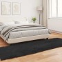 Schwarzer vidaXL Kunstschaffell Teppich (80x250cm) im Schlafzimmer.