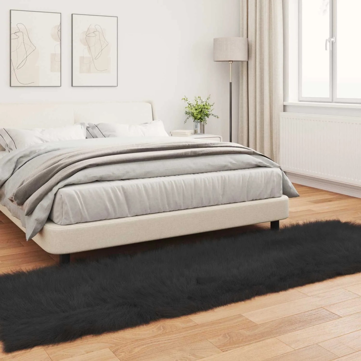 Schwarzer vidaXL Kunstschaffell Teppich (80x250cm) im Schlafzimmer.