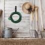 Schwarzer Stahl Schlauchhalter an Holzwand mit grünem Gartenschlauch. Platzsparende Aufhängung für Garten & Garage.