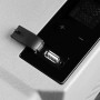 Detailaufnahme: USB-Anschluss der Juskys Kühlbox Yukon, 30 Liter. Praktisch zum Laden von Mobilgeräten.