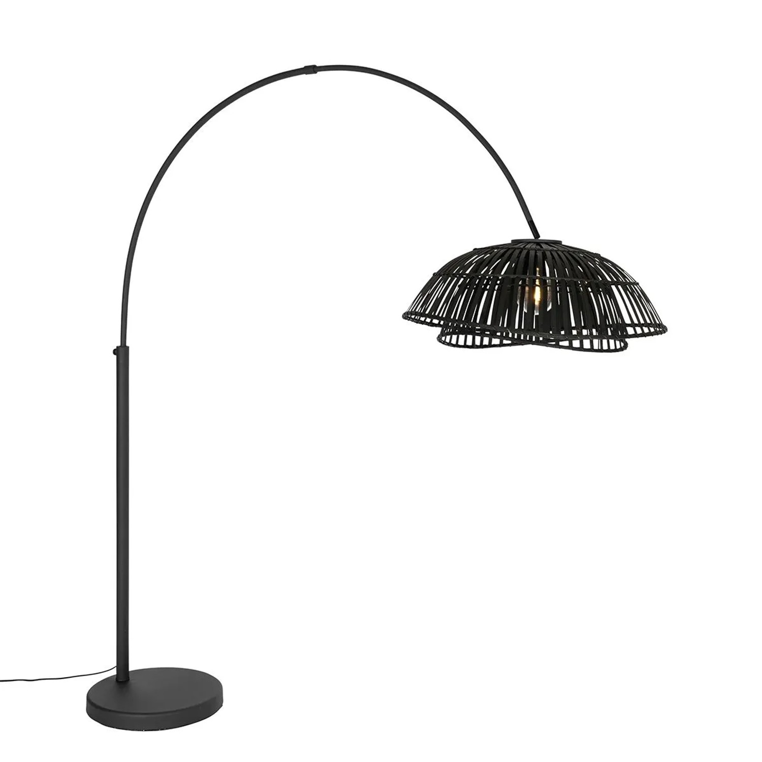 Schwarze, orientalische Bogenlampe Pua mit Bambusschirm für Innenräume.