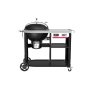 Schwarzer Weber Holzkohlegrill Performer Premium Smart 57 cm mit Seitentisch und Rädern.