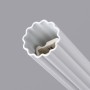 Detailaufnahme: Weiße Sollux Lighting Arche 1 Pendelleuchte mit gerippter Oberfläche.