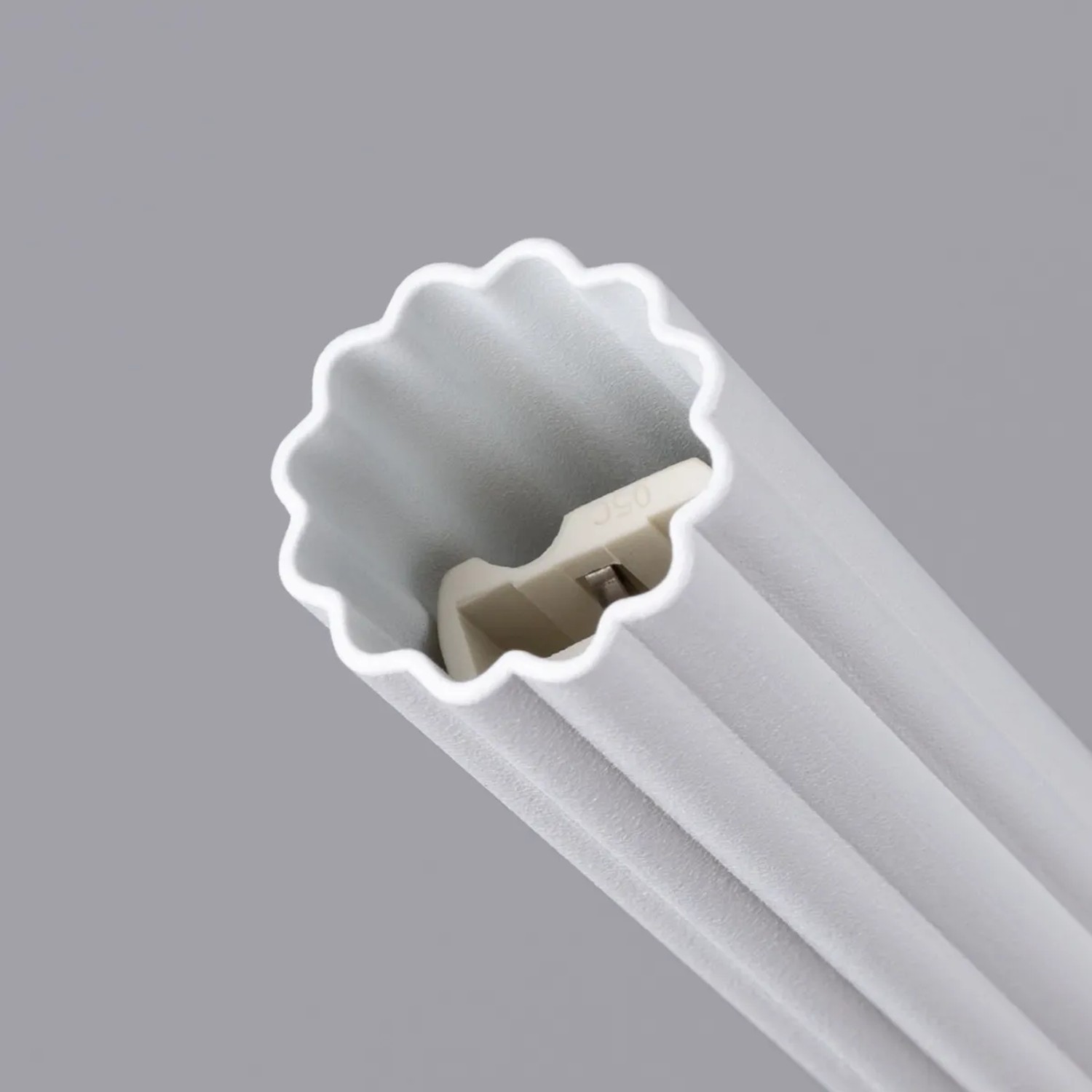 Detailaufnahme: Weiße Sollux Lighting Arche 1 Pendelleuchte mit gerippter Oberfläche.