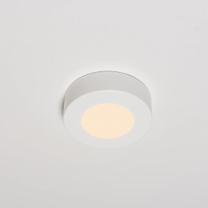 Weißer, runder LED Einbaustrahler, 6W, dimmbar, mit Opalglas montiert an einer Decke.