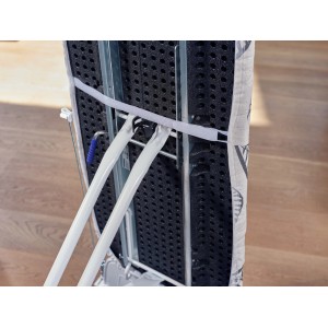 Detailansicht des Leifheit Bügeltischbezugs Perfect Steam L/Universal mit Befestigung am Bügelbrett.