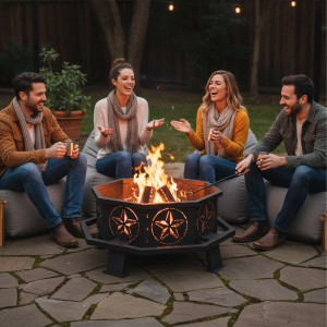 Achteckige schwarze Stahl-Feuerschale mit Sternenmotiv, brennendem Feuer, um das vier Personen im Garten sitzen.