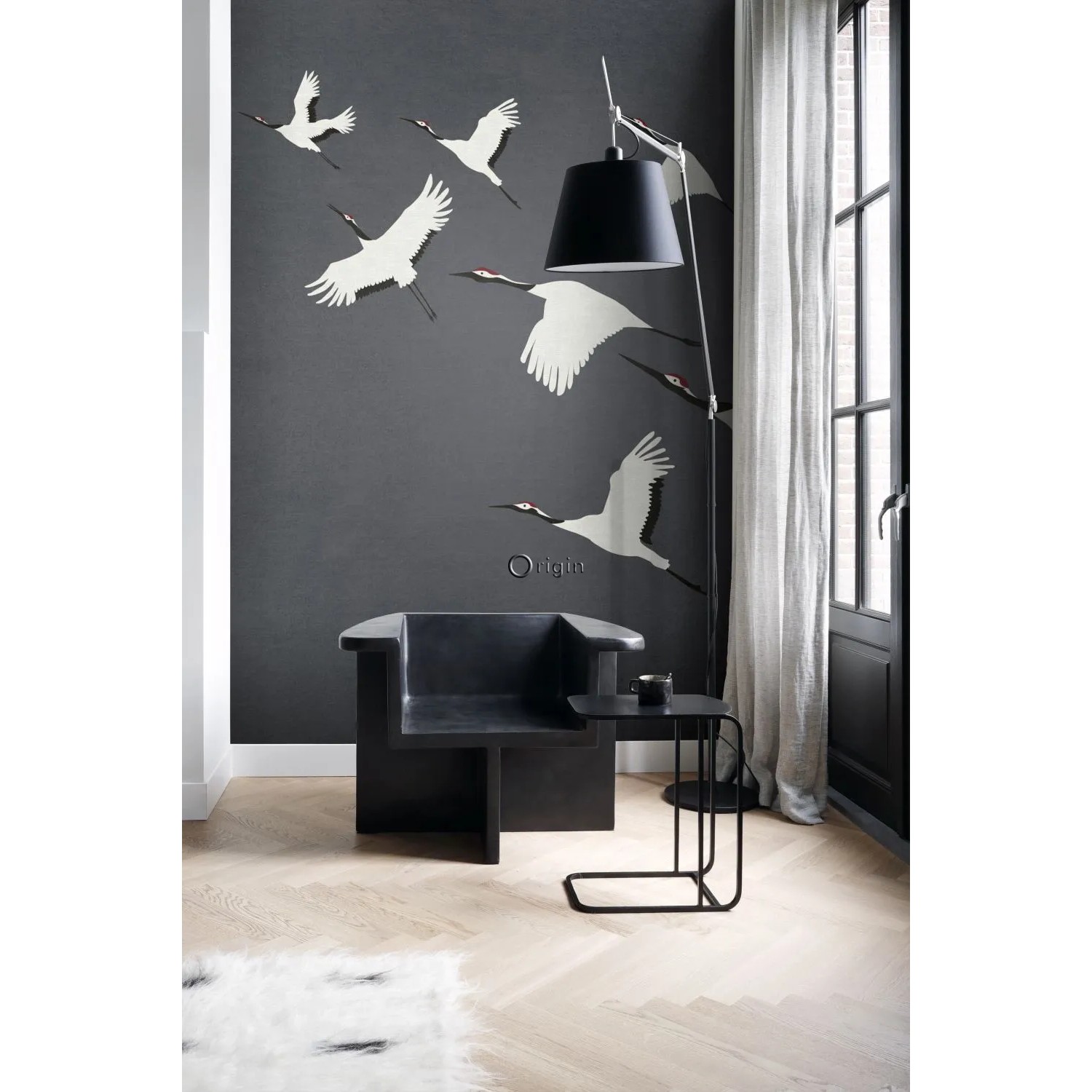Origin Fototapete Kraniche dunkelgrau, 3x3m, im Raum mit Sessel und Lampe.