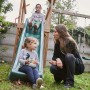 Kinder spielen auf dem Fatmoose Spielturm BoldBaron mit Rutsche im Garten.