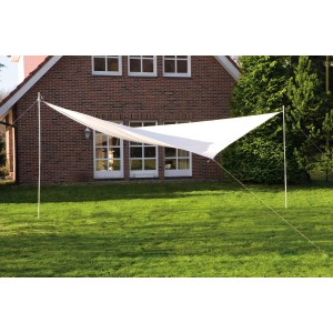 Quadratisches, weißes Sonnensegel 400x400x250 cm im Garten, befestigt mit Stangen und Seilen.