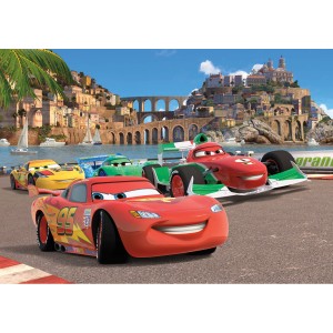 Disney Cars Fototapete mit Lightning McQueen und Freunden vor Küstenkulisse.