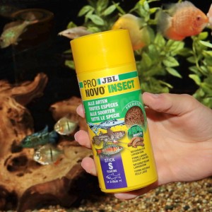 JBL Pronovo Insect Stick S Fischfutter im gelben Behälter für Aquarienfische.