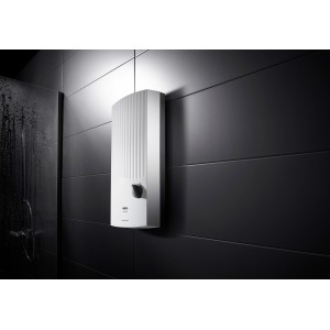 AEG Durchlauferhitzer E21 elektronisch, 21 kW, im Badezimmer an dunkler Wand.